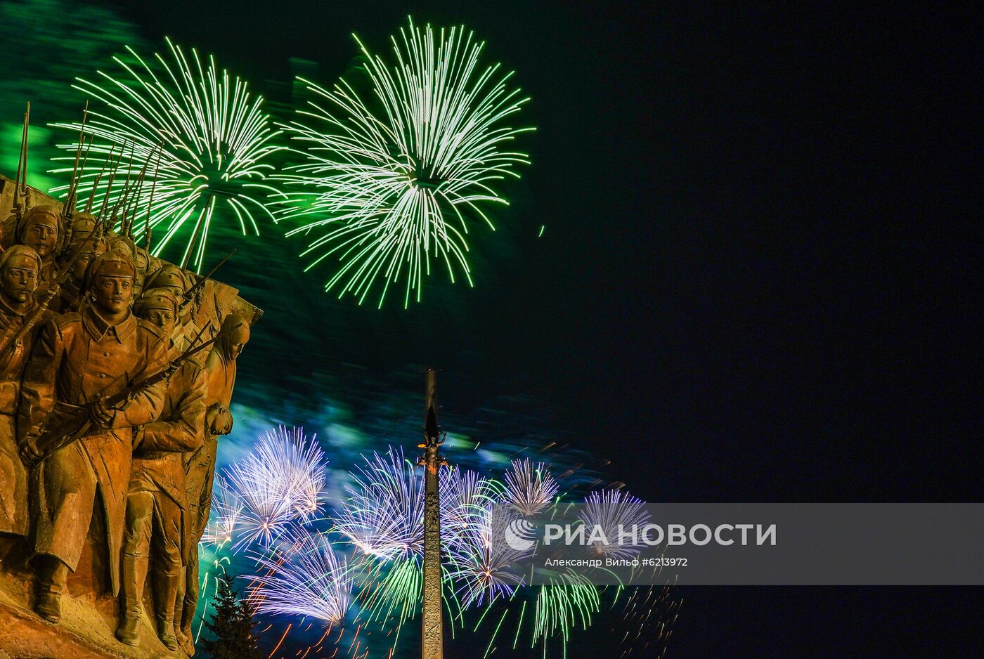 Салют в честь 75-летия освобождения Братиславы от немецко-фашистских захватчиков