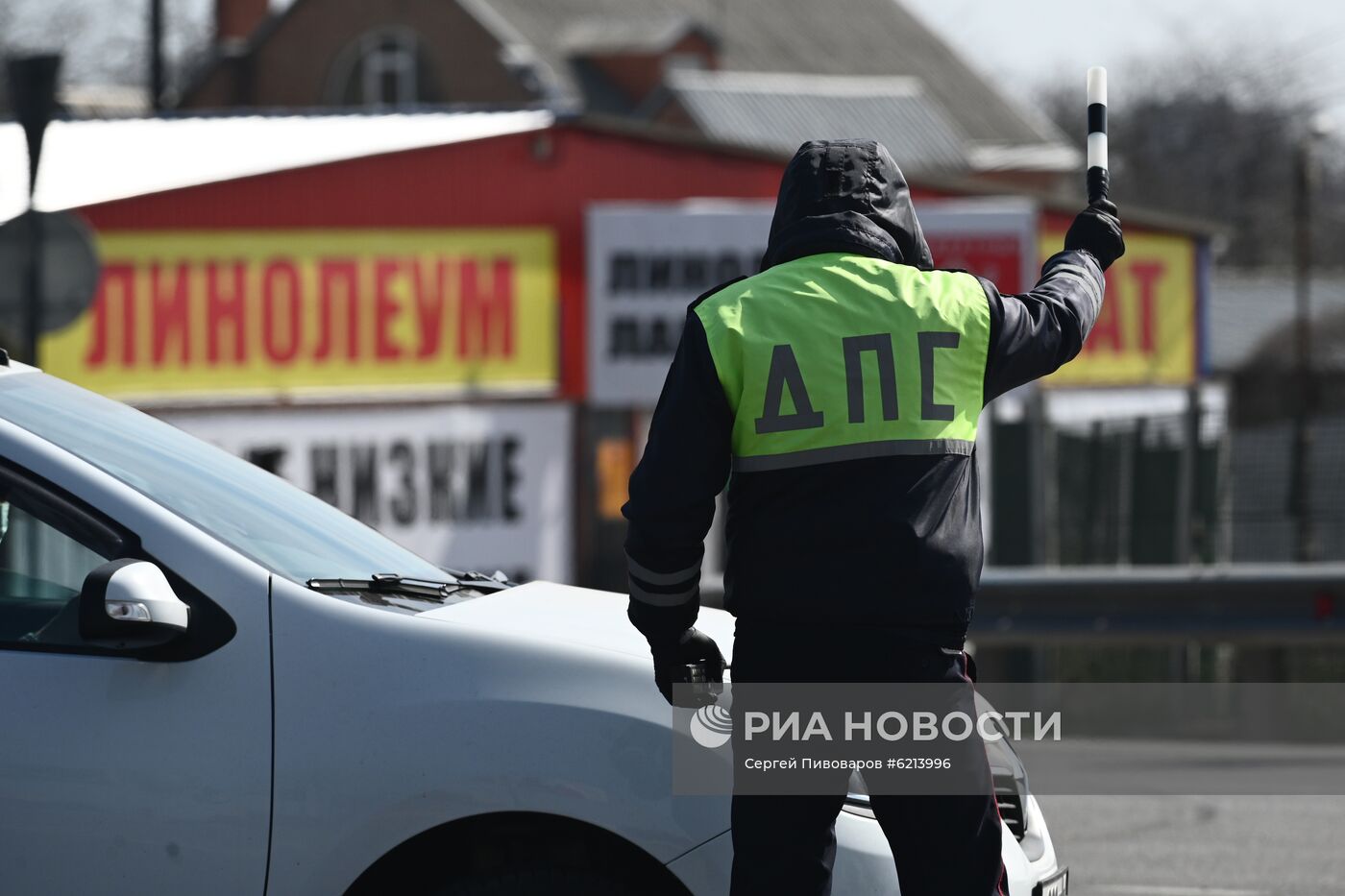 На въездах в Ростов-на-Дону развернули посты для проверки на коронавирус