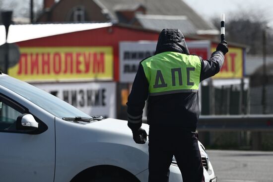 На въездах в Ростов-на-Дону развернули посты для проверки на коронавирус