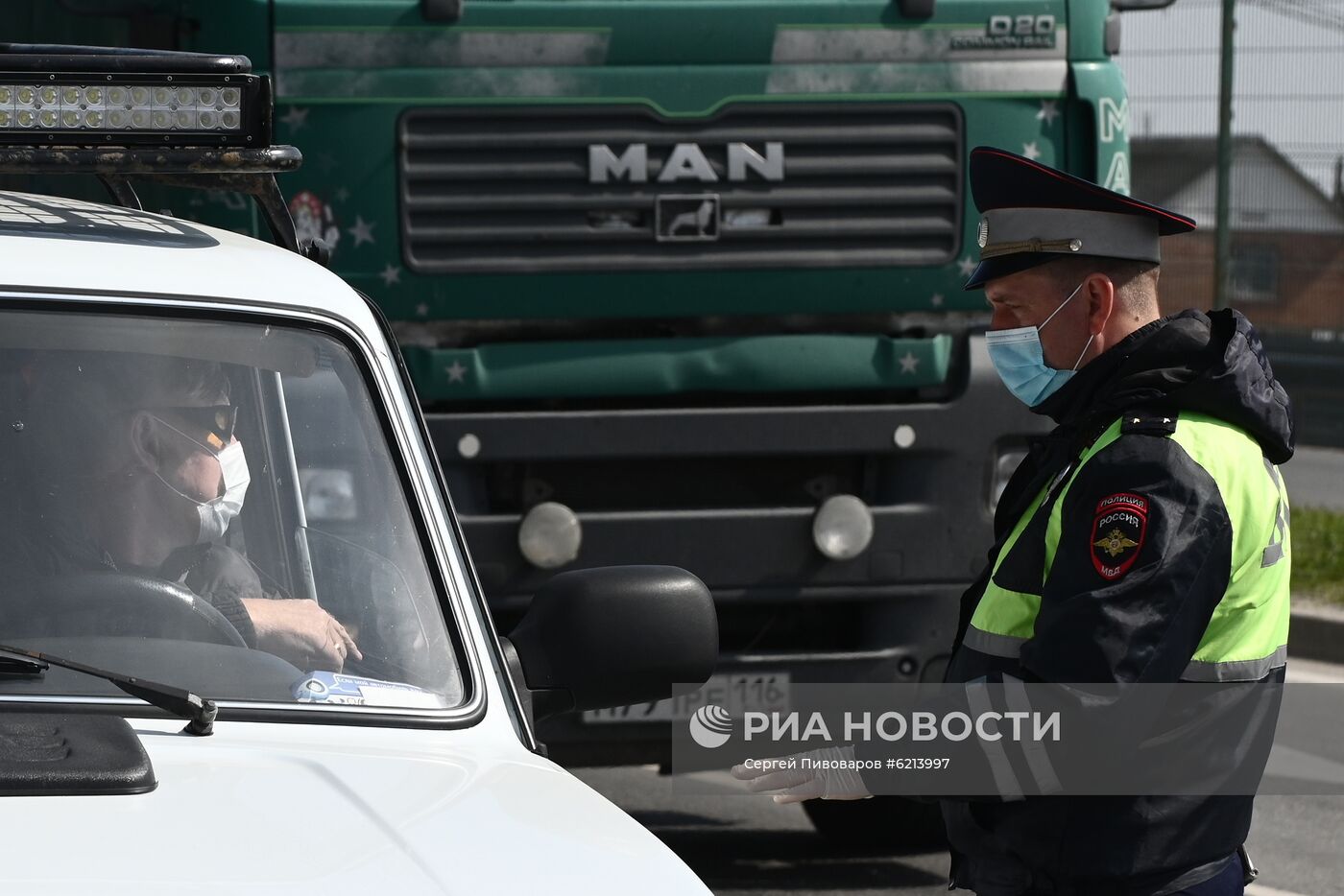 На въездах в Ростов-на-Дону развернули посты для проверки на коронавирус