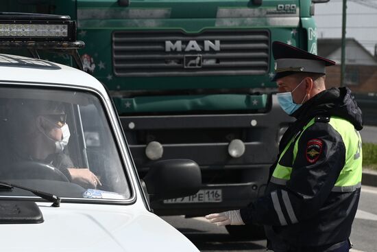 На въездах в Ростов-на-Дону развернули посты для проверки на коронавирус