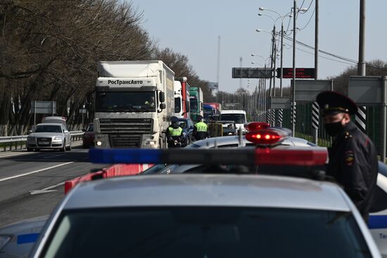 На въездах в Ростов-на-Дону развернули посты для проверки на коронавирус