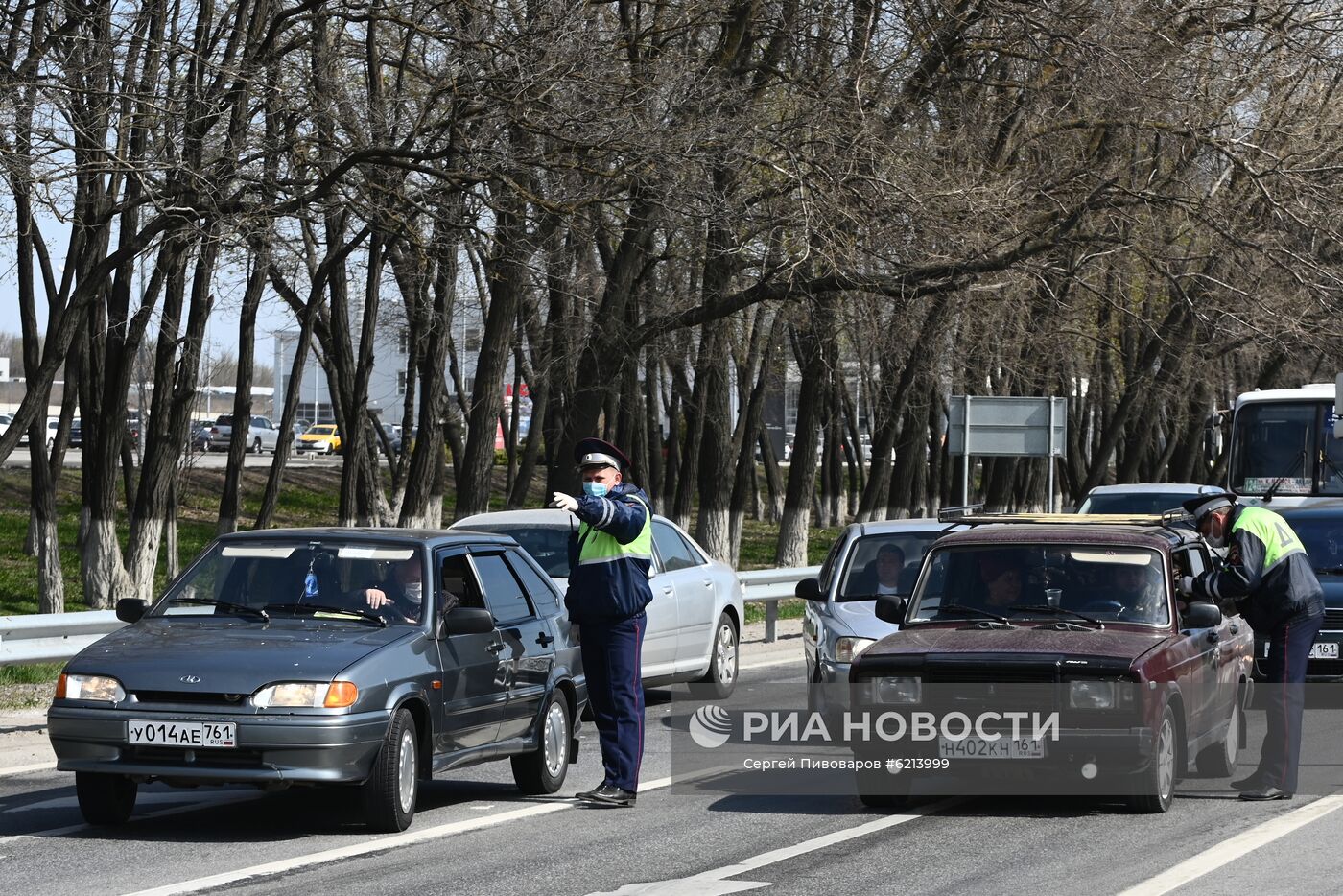 На въездах в Ростов-на-Дону развернули посты для проверки на коронавирус
