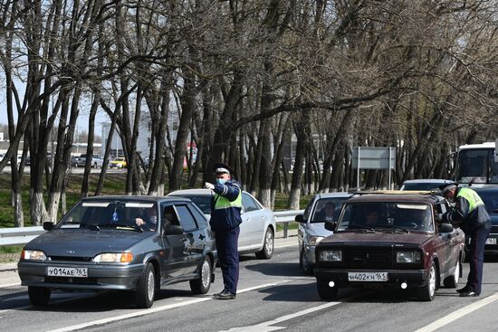 На въездах в Ростов-на-Дону развернули посты для проверки на коронавирус