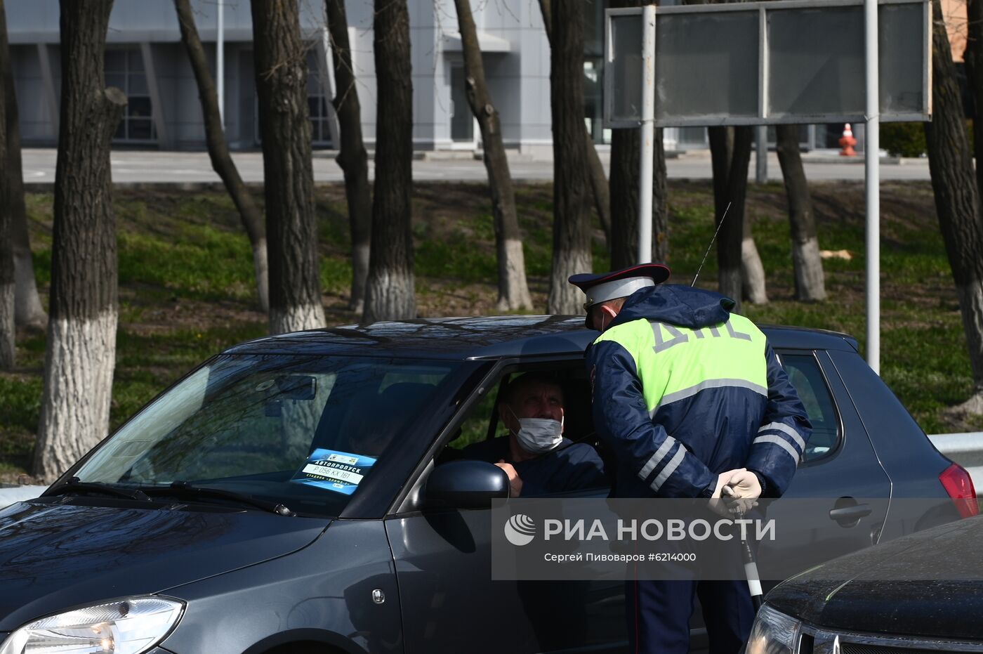 На въездах в Ростов-на-Дону развернули посты для проверки на коронавирус