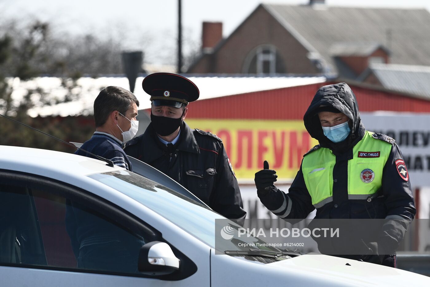 На въездах в Ростов-на-Дону развернули посты для проверки на коронавирус