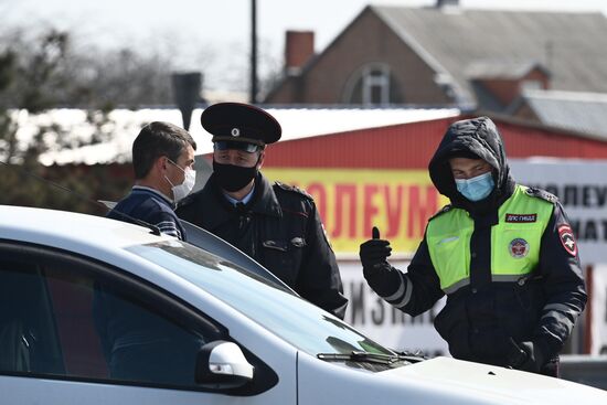 На въездах в Ростов-на-Дону развернули посты для проверки на коронавирус