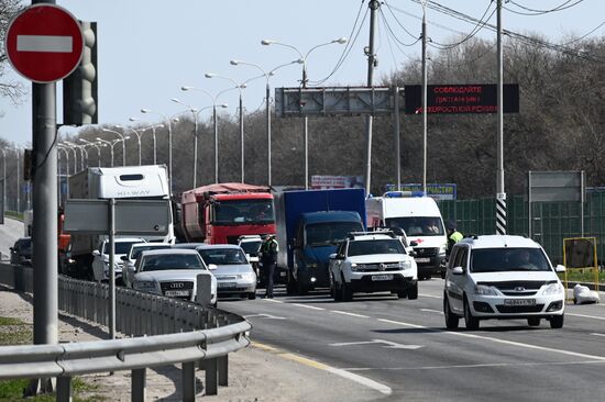 На въездах в Ростов-на-Дону развернули посты для проверки на коронавирус