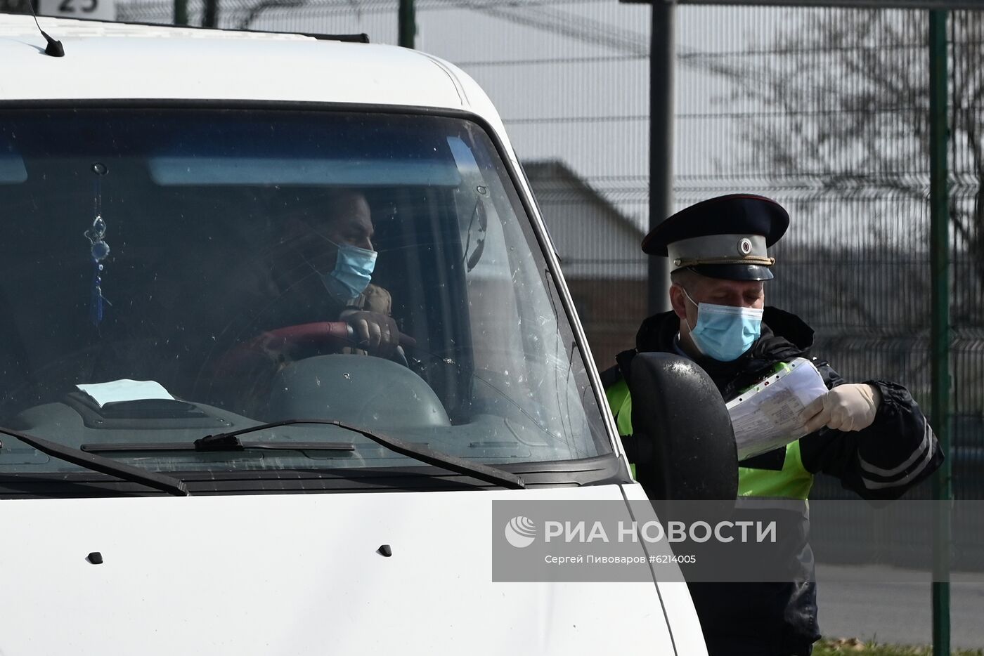 На въездах в Ростов-на-Дону развернули посты для проверки на коронавирус