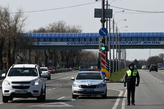 На въездах в Ростов-на-Дону развернули посты для проверки на коронавирус
