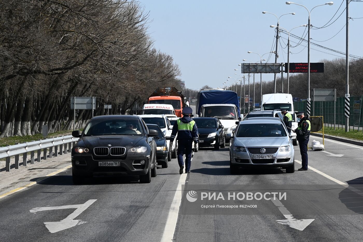 На въездах в Ростов-на-Дону развернули посты для проверки на коронавирус