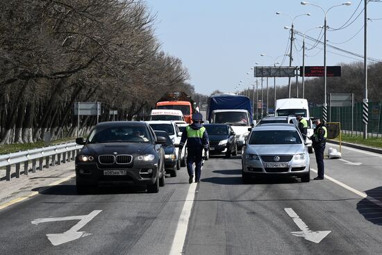 На въездах в Ростов-на-Дону развернули посты для проверки на коронавирус