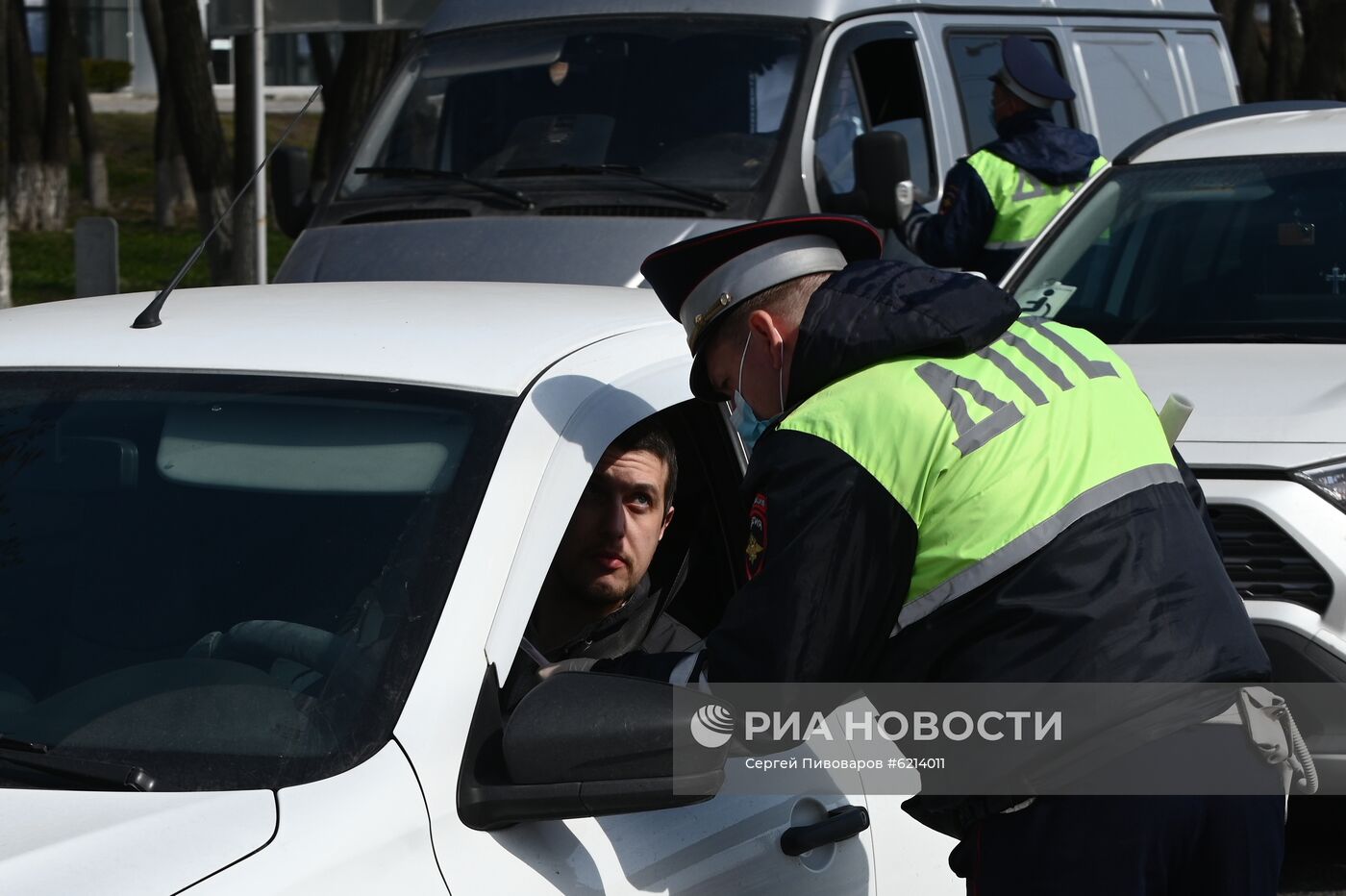 На въездах в Ростов-на-Дону развернули посты для проверки на коронавирус