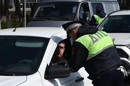 На въездах в Ростов-на-Дону развернули посты для проверки на коронавирус