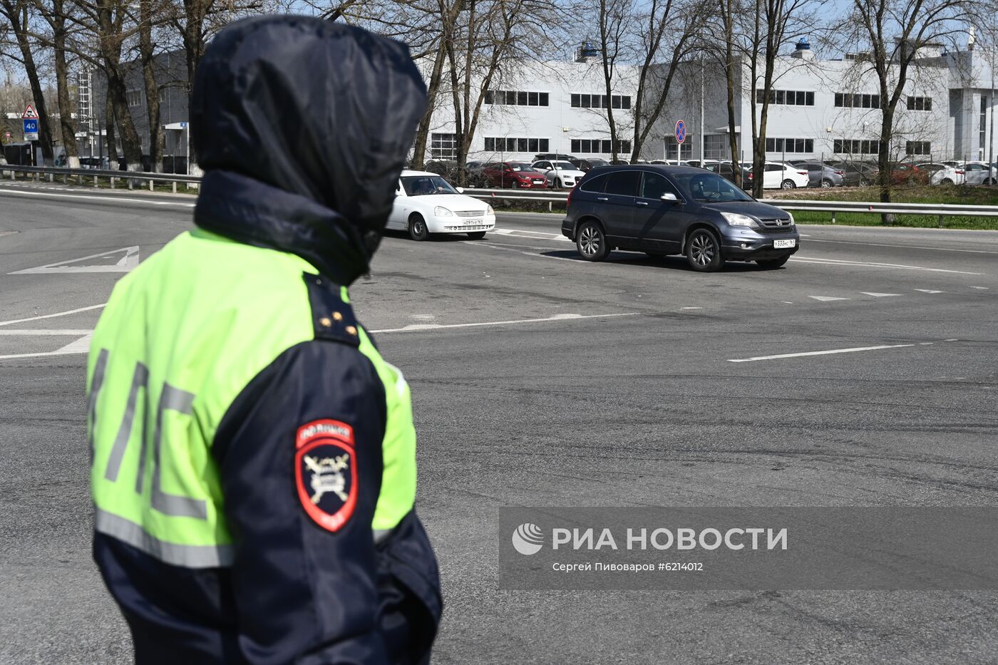 На въездах в Ростов-на-Дону развернули посты для проверки на коронавирус