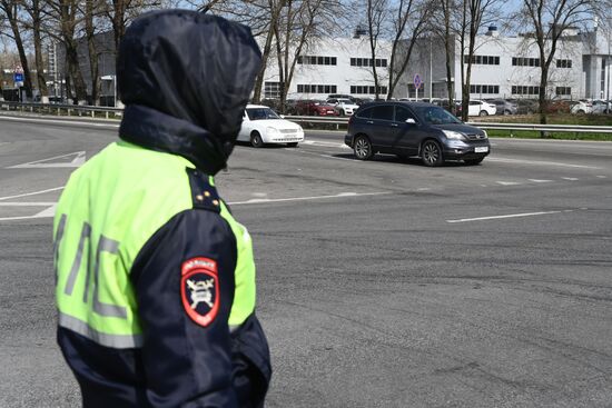 На въездах в Ростов-на-Дону развернули посты для проверки на коронавирус