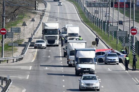 На въездах в Ростов-на-Дону развернули посты для проверки на коронавирус