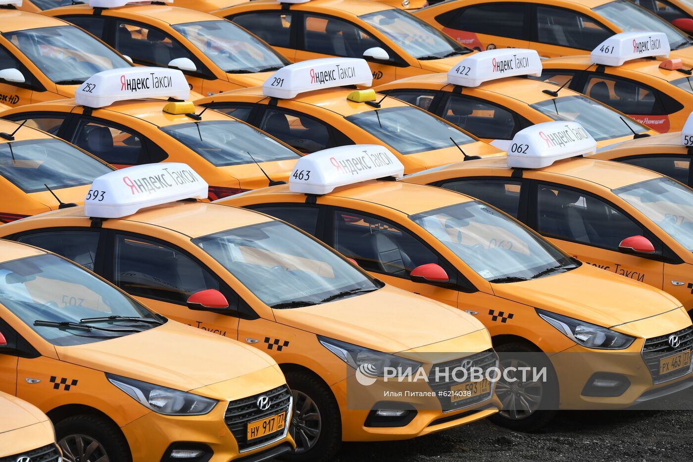 Стоянка автомобилей службы "Яндекс.Такси"