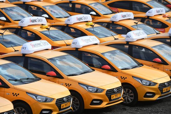 Стоянка автомобилей службы "Яндекс.Такси"