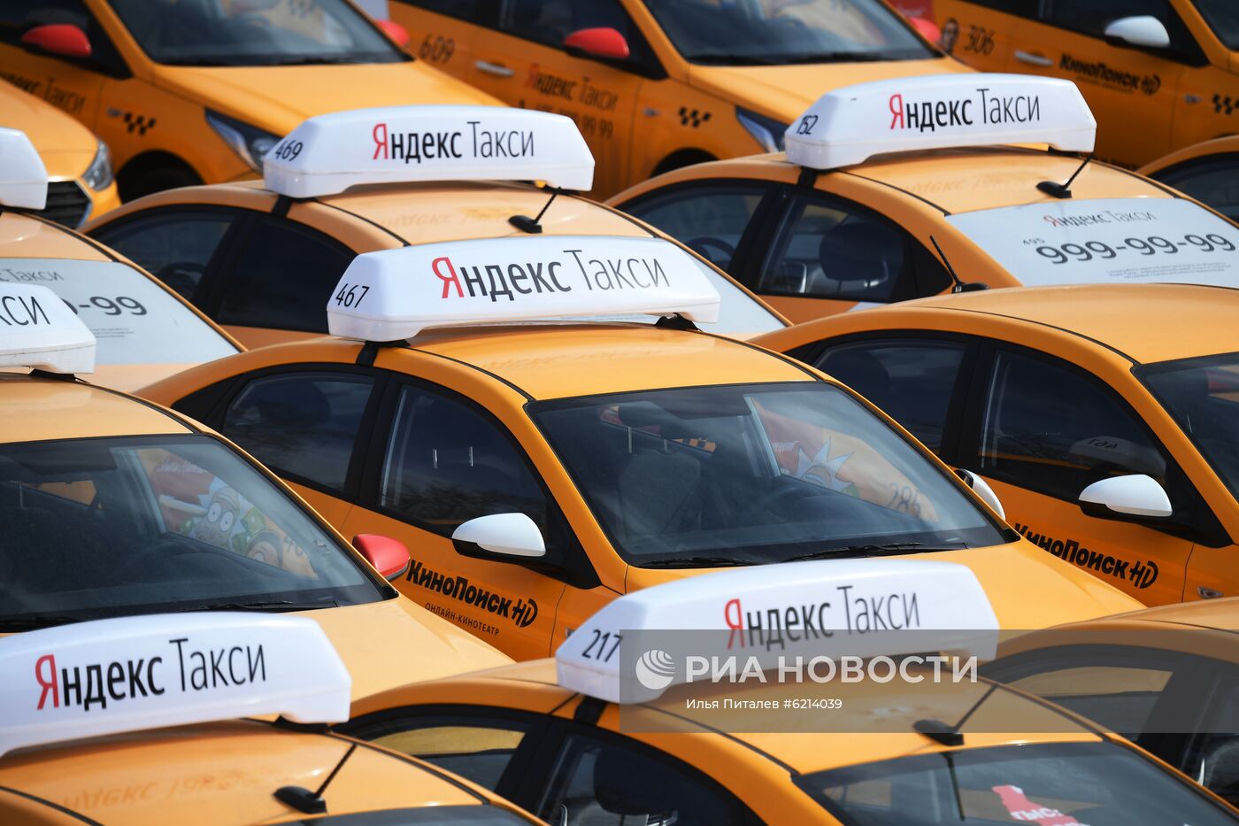 Стоянка автомобилей службы "Яндекс.Такси"