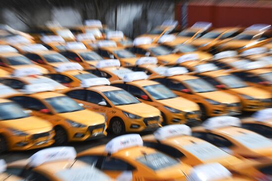 Стоянка автомобилей службы "Яндекс.Такси"