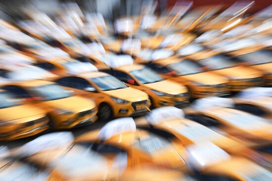 Стоянка автомобилей службы "Яндекс.Такси"