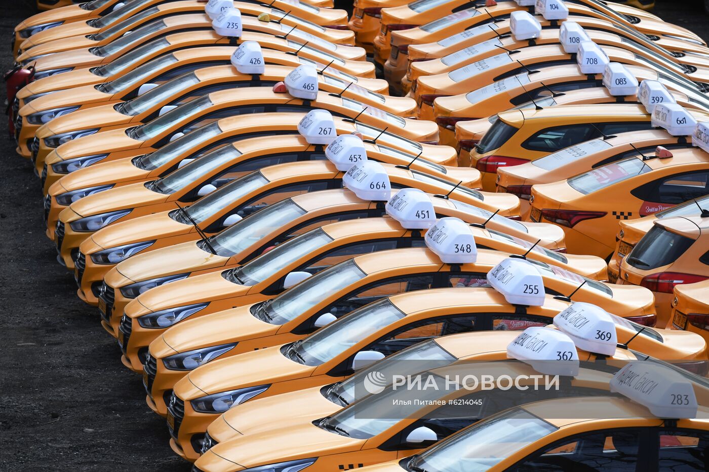 Стоянка автомобилей службы "Яндекс.Такси"