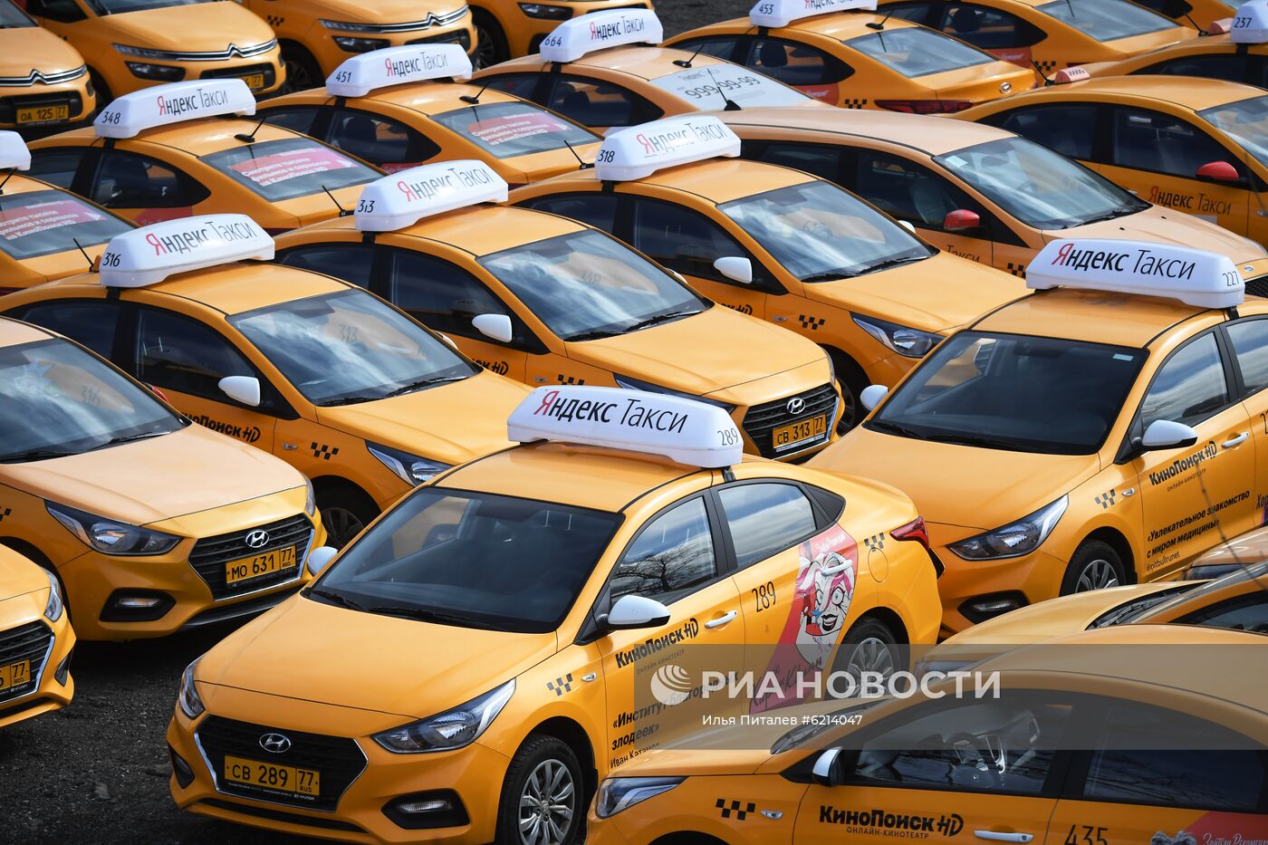 Стоянка автомобилей службы "Яндекс.Такси"