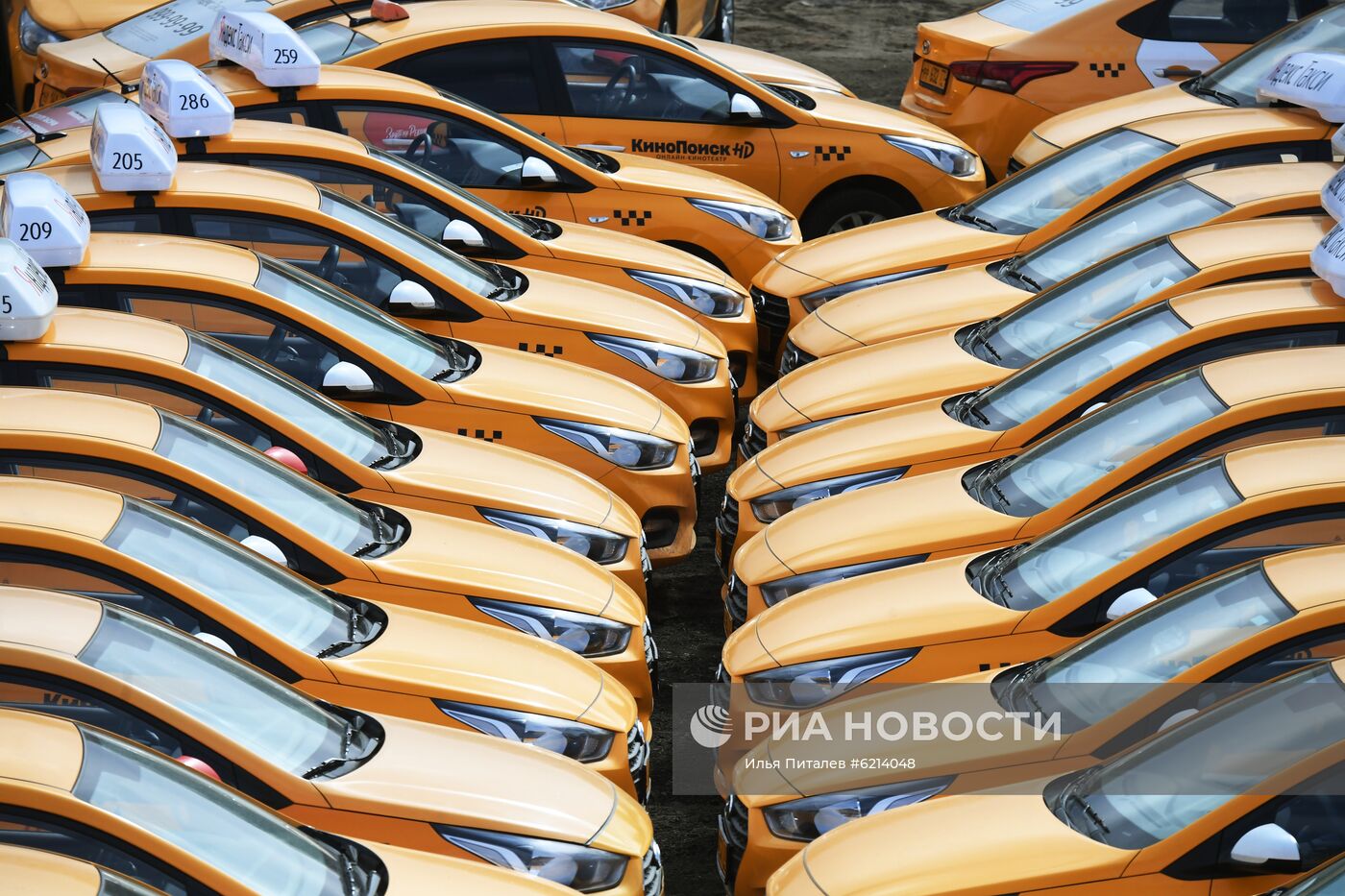 Стоянка автомобилей службы "Яндекс.Такси"