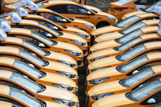 Стоянка автомобилей службы "Яндекс.Такси"