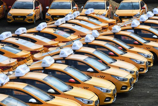 Стоянка автомобилей службы "Яндекс.Такси"