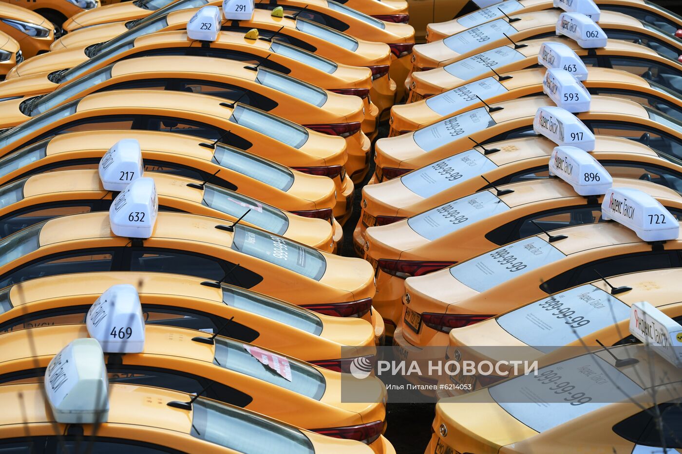 Автомобили на стоянке службы "Яндекс.Такси" в Москве. Место: Россия, Москва. Автор: Илья Питалев/РИА Новости. Стоянка автомобилей службы "Яндекс.Такси"