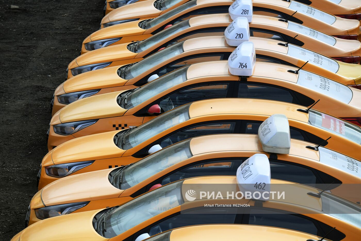 Автомобили на стоянке службы "Яндекс.Такси" в Москве. Место: Россия, Москва. Автор: Илья Питалев/РИА Новости. Стоянка автомобилей службы "Яндекс.Такси"