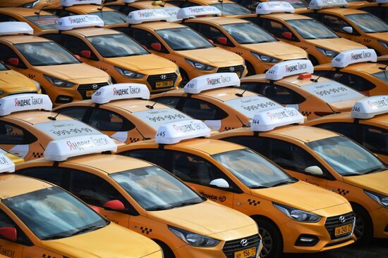 Стоянка автомобилей службы "Яндекс.Такси"