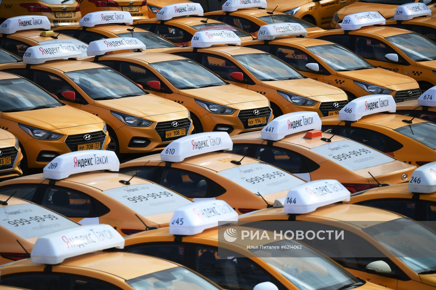 Автомобили на стоянке службы "Яндекс.Такси" в Москве. Место: Россия, Москва. Автор: Илья Питалев/РИА Новости. Стоянка автомобилей службы "Яндекс.Такси"