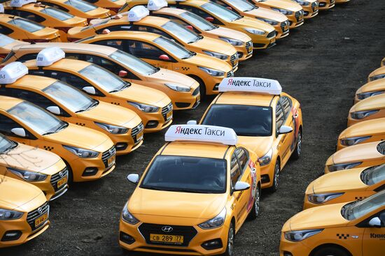 Стоянка автомобилей службы "Яндекс.Такси"
