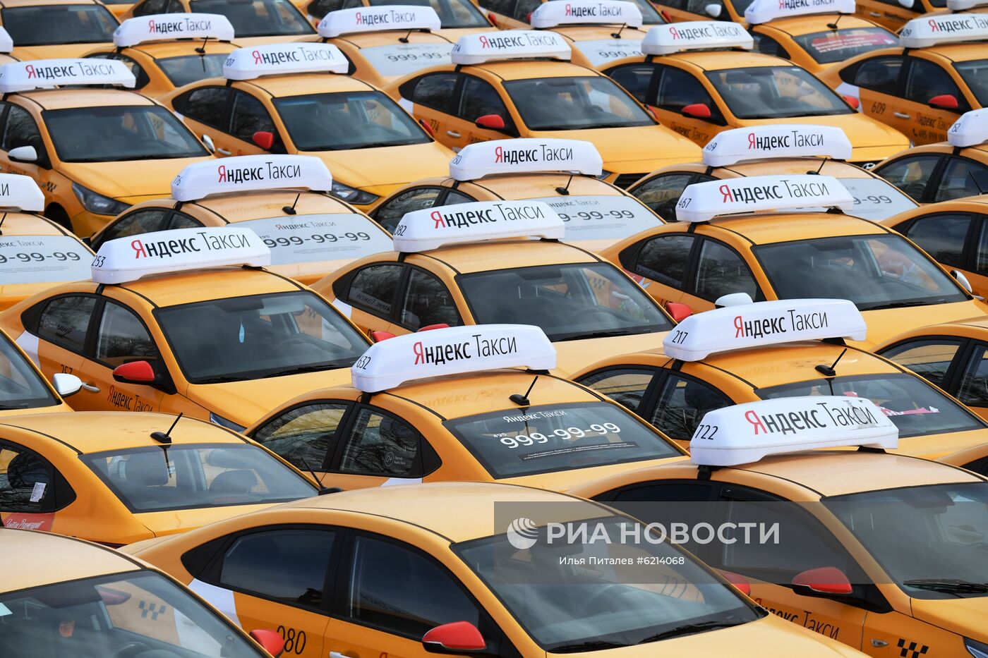 Стоянка автомобилей службы "Яндекс.Такси"