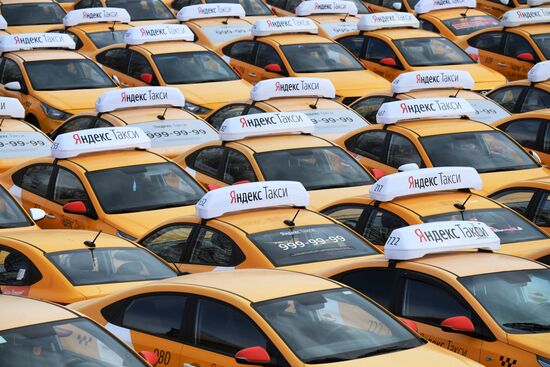 Стоянка автомобилей службы "Яндекс.Такси"