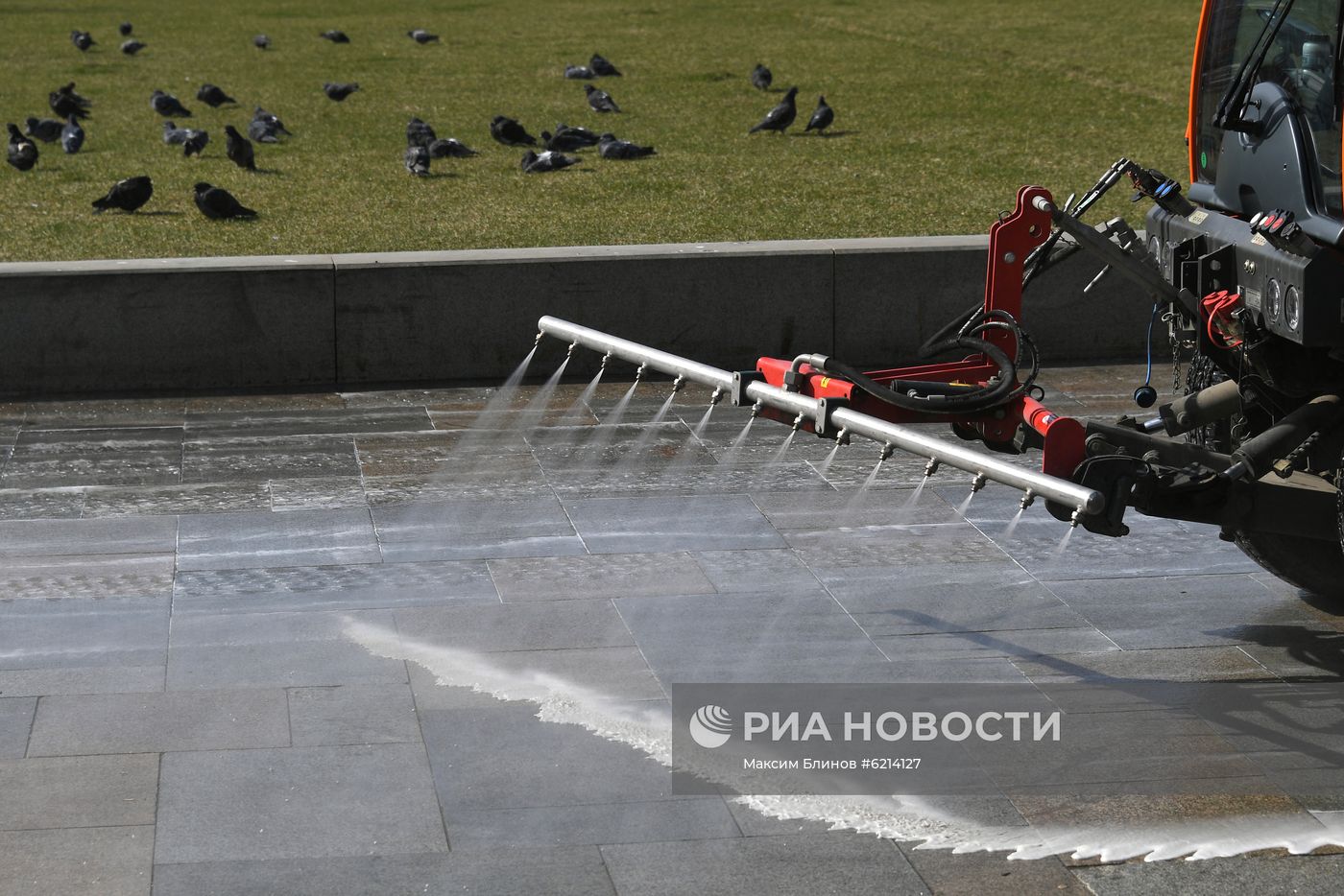 Дезинфекция дорог и тротуаров в Москве