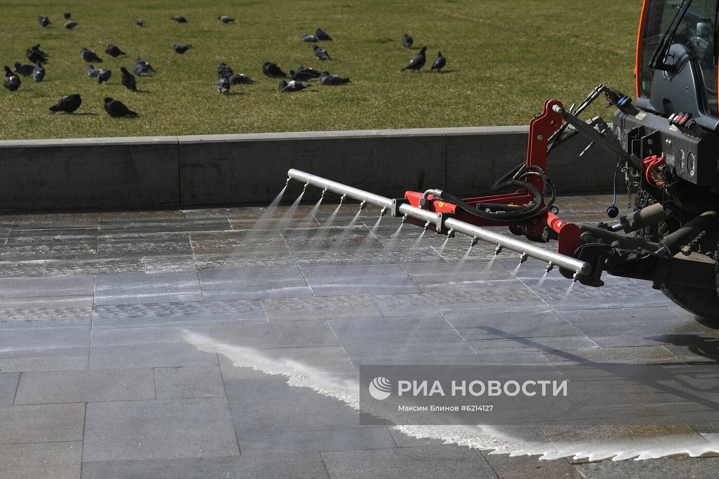 Дезинфекция дорог и тротуаров в Москве