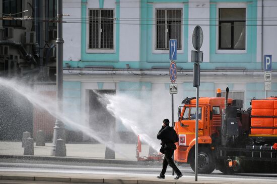 Дезинфекция дорог и тротуаров в Москве