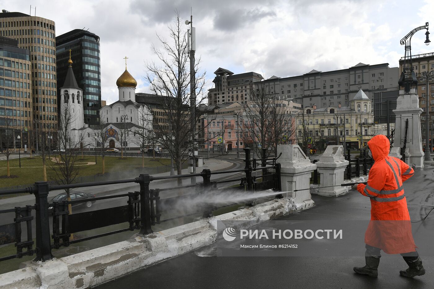 Дезинфекция дорог и тротуаров в Москве