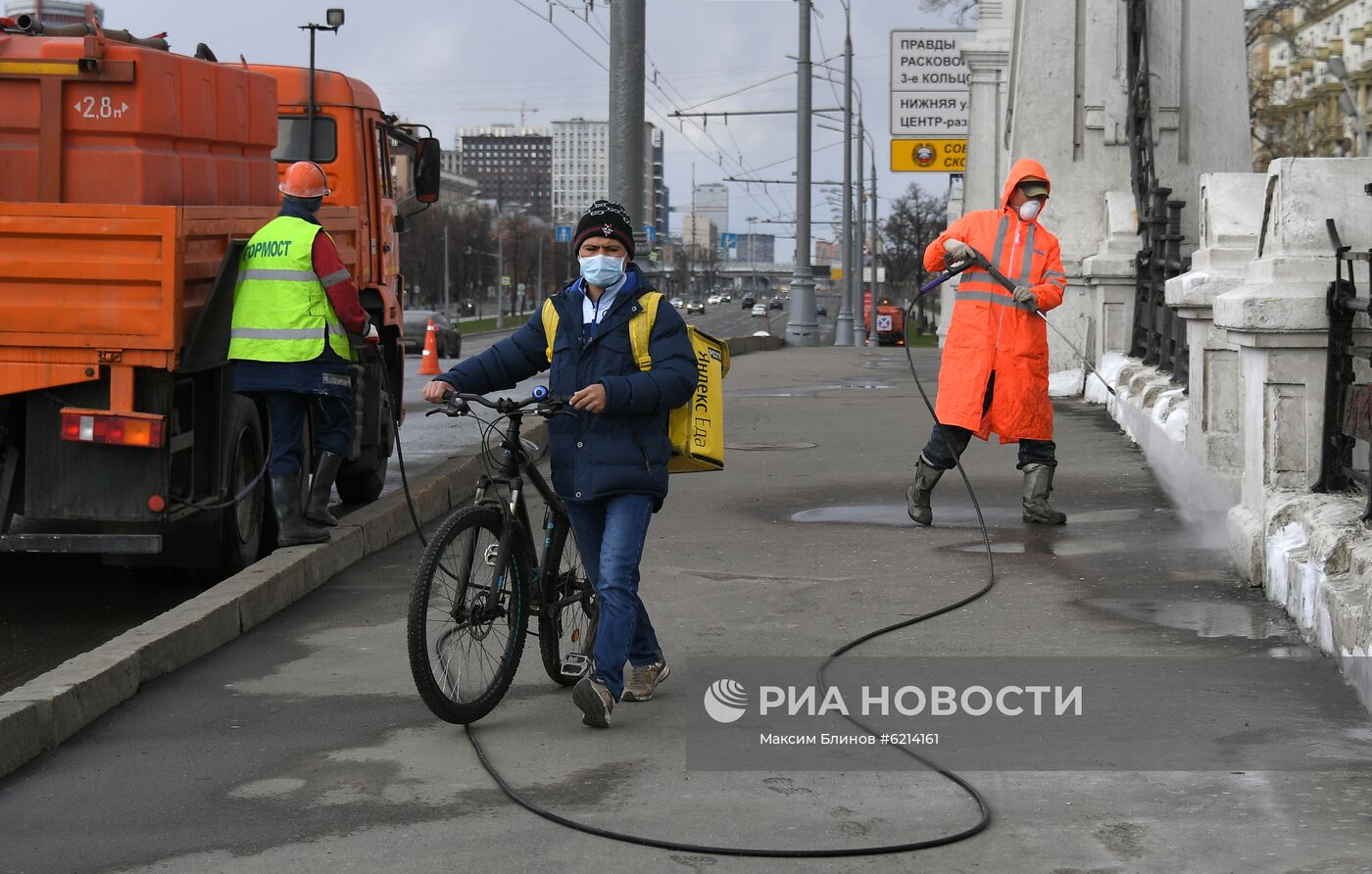 Дезинфекция дорог и тротуаров в Москве