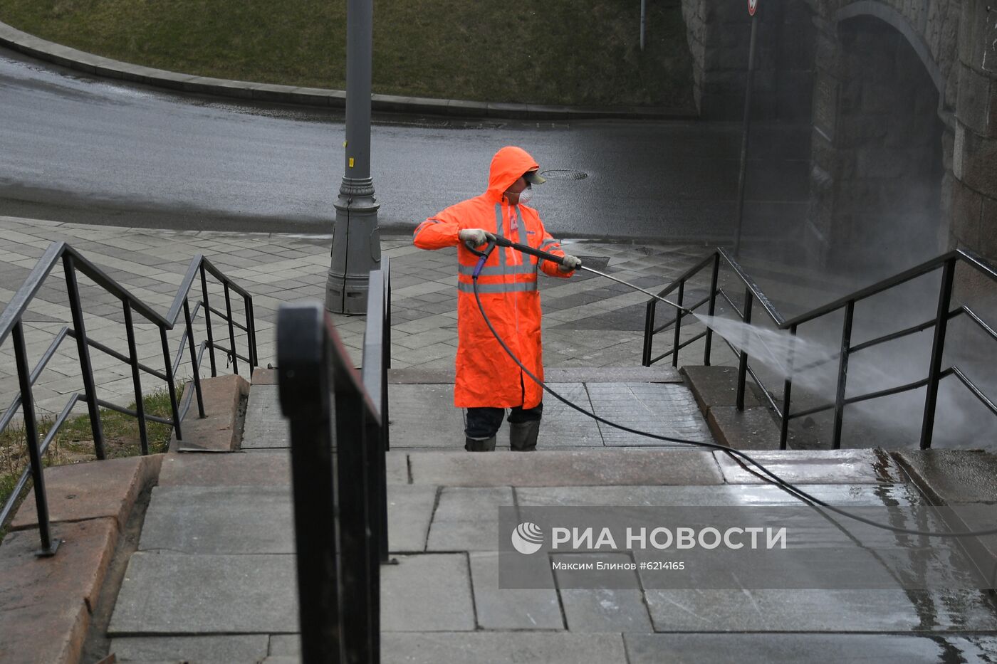 Дезинфекция дорог и тротуаров в Москве