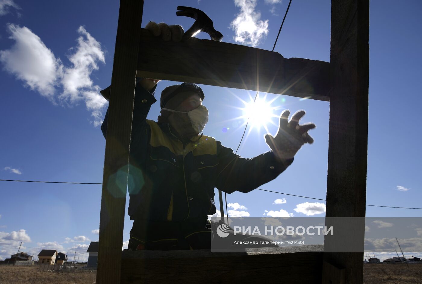 Житель Санкт-Петербурга во время самоизоляции строит дом в деревне