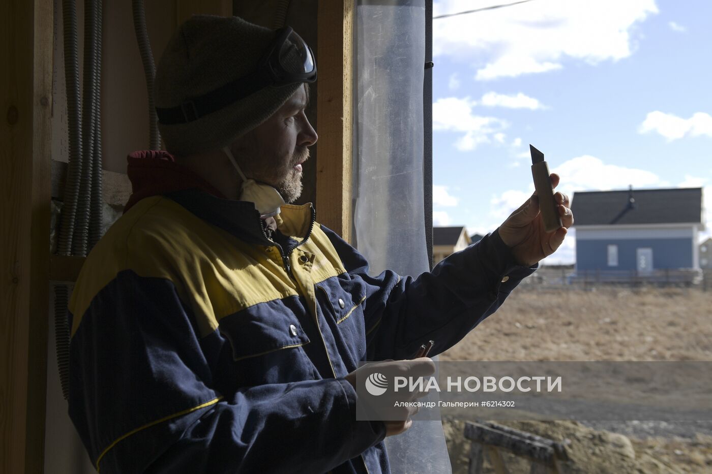 Житель Санкт-Петербурга во время самоизоляции строит дом в деревне