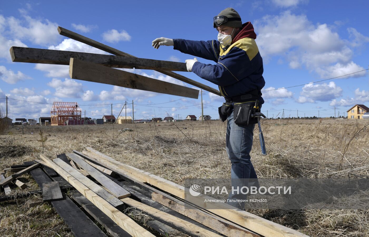 Житель Санкт-Петербурга во время самоизоляции строит дом в деревне