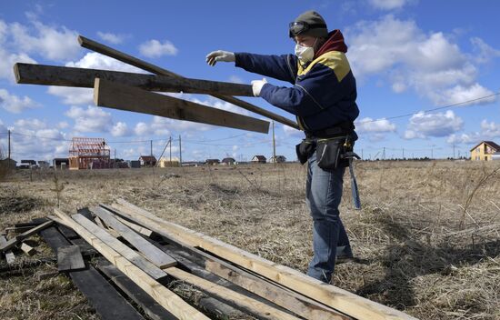 Житель Санкт-Петербурга во время самоизоляции строит дом в деревне