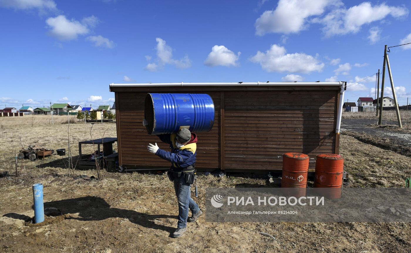 Житель Санкт-Петербурга во время самоизоляции строит дом в деревне