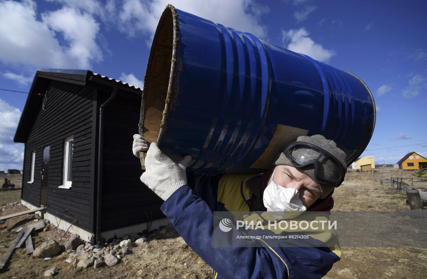 Житель Санкт-Петербурга во время самоизоляции строит дом в деревне